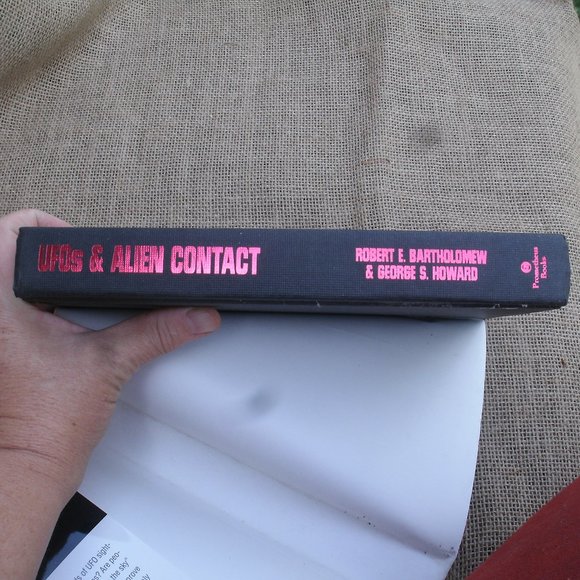 UFOs & Alien Contact: Two Centuries of Mystery book - Picture 14 of 16